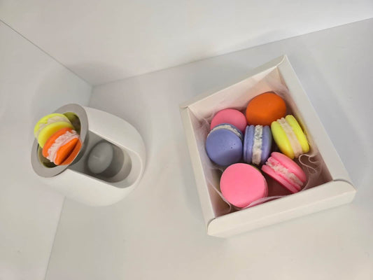Wachsschmelzen für Zuhause – bunte Macarons Duftwachse in einer Box und einem Wachsschmelzer.