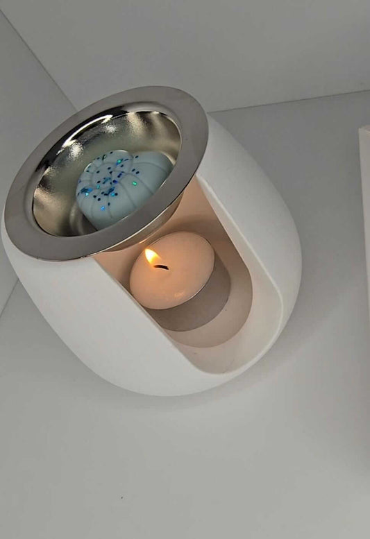 Wachsbrenner-Handgefertigt aus Gips mit Kerze und dekorativem Wachs in minimalistischen Design.