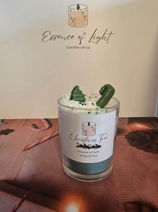 Handgemachte Christmas Tree Duftkerze im Glas mit Tannenbaum Deko und weihnachtlicher Atmosphäre.