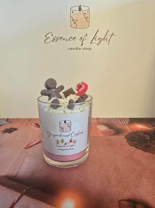 Gingerbread Duftkerze Weihnachtskerze im hochwertigen Glas mit dekorativen Lebkuchenfiguren, handgemacht von Essence of Light.